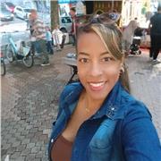 Profesora de apoyo a los deberes escolares para estudiantes de educación primaria